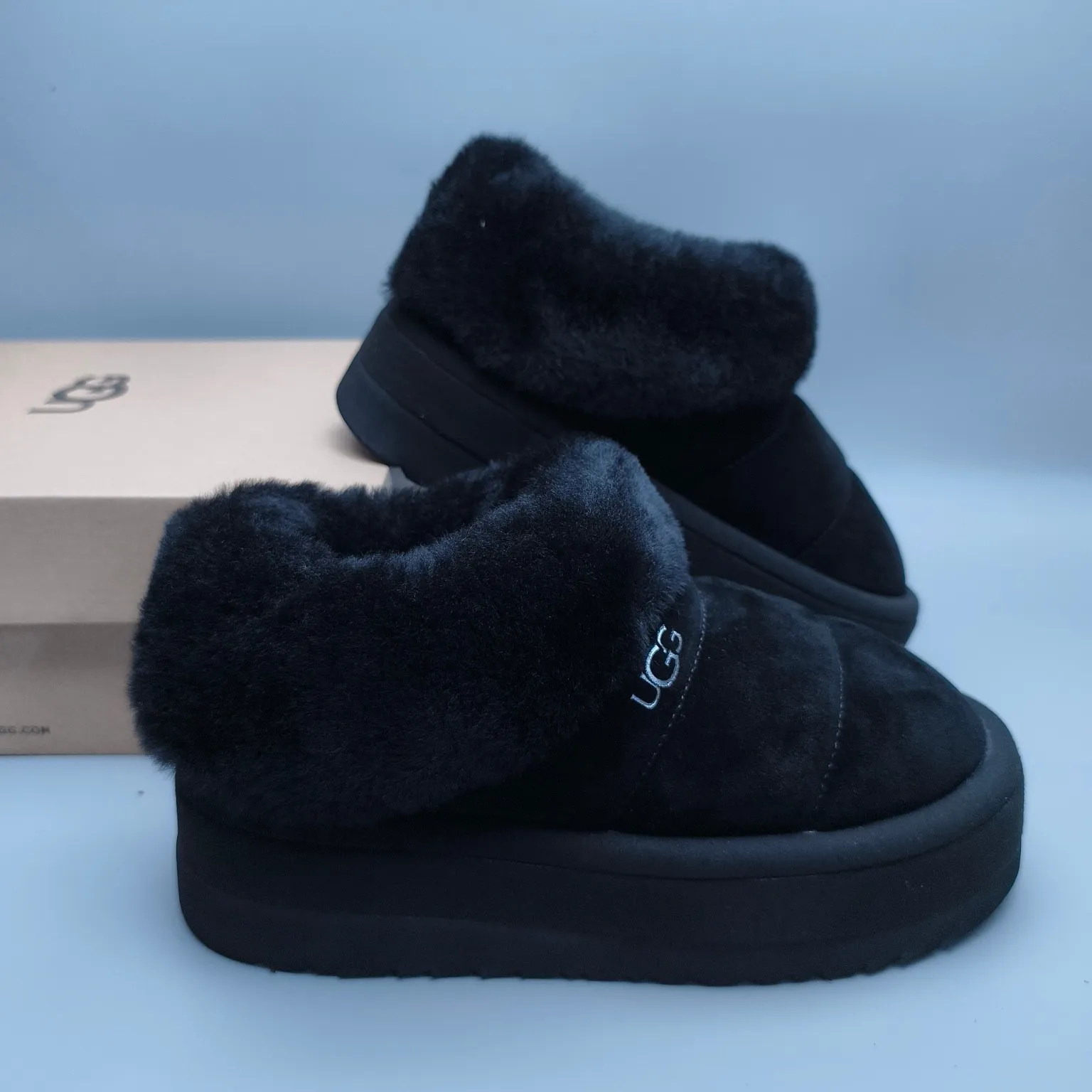 💰600 UGG sheepskin one-piece snow boots 6390 thick-soled slip-on casual shoes Color: Maroon Black Chocolate Size: 35-41